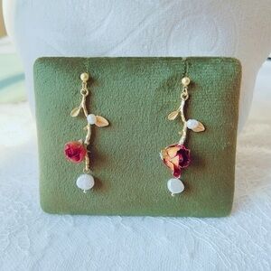 - - 18K GP  Preserved Rose & Fresh water pearl 🌹 Earrings